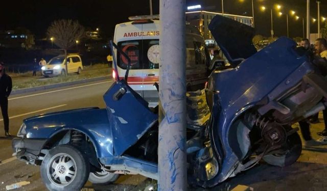 Mardin'de, direğe çarpan otomobilin sürücüsü ağır yaralandı