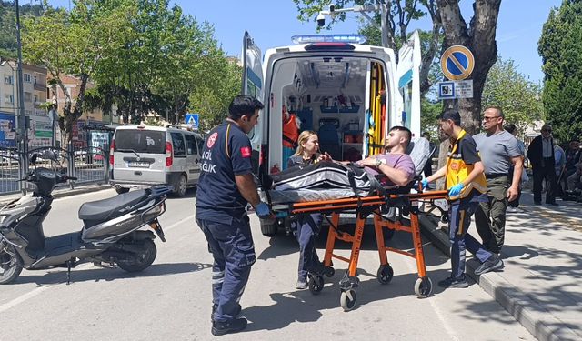 Amasya’da motosiklet hafif ticari araca çarptı