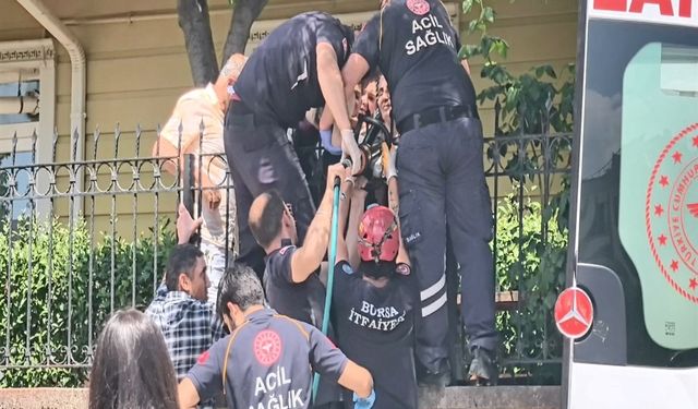 Asaf'ın bacağından operasyonla alınan korkuluk demiri, yerine tekrar monte edildi