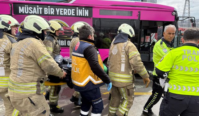 Beylikdüzü'nde iki metrobüs çarpıştı: Ölü ve yaralılar var