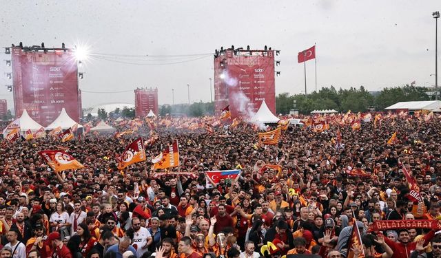 Galatasaray 25’inci şampiyonluk kupasını görkemli törenle kaldırdı