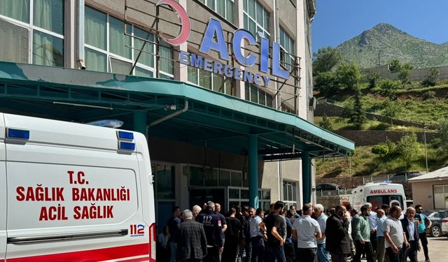 Hakkari'de servis minibüsü takla attı; 13'ü öğrenci 14 yaralı