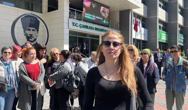 Hayvanseverlerden, belediye önünde 'ölü köpek' ile eylem