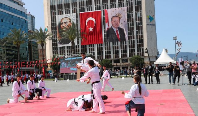 İzmir'de 19 Mayıs coşkuyla kutlandı