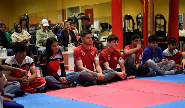 Milli boksör Hatice Akbaş, genç sporcular ile buluştu