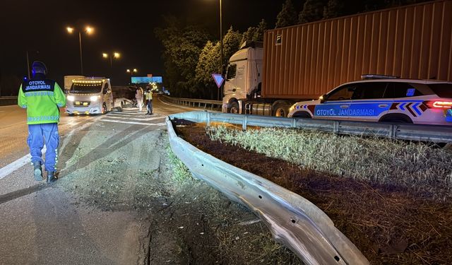 TEM Otoyolu İzmit geçişinde bariyere çarpan minibüs devrildi; 1 yaralı