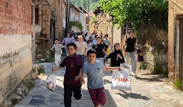 ‘Adak toplama’ geleneği 7 asırdır yaşatılıyor; çocuklar kapı kapı dolaşıp şeker ve tatlı topluyor