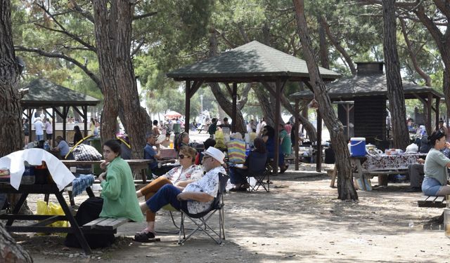 Antalya'da bayramın 3'üncü gününde, sahil ve mesire alanlarında yoğunluk