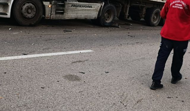 Emniyet şeridindeki TIR'a otomobil çarptı: 4 ölü