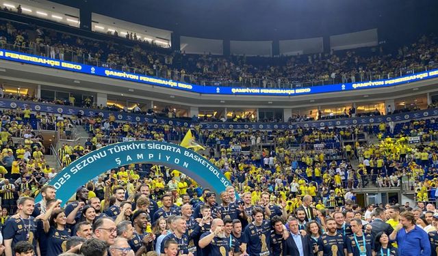 Fenerbahçe Beko şampiyonluk kupasını kaldırdı