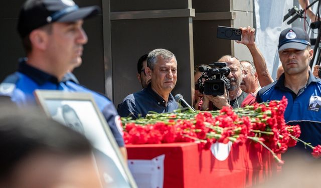 Ferdi Zeyrek için belediye önünde tören
