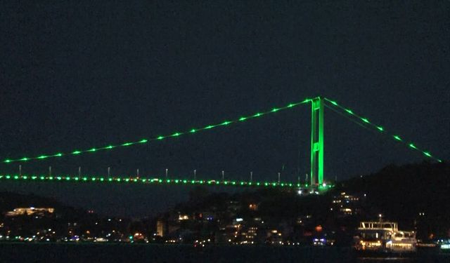 FSM Köpürüsü, 'Skolyoz Farkındalık Günü' sebebiyle yeşil renkle aydınlatıldı