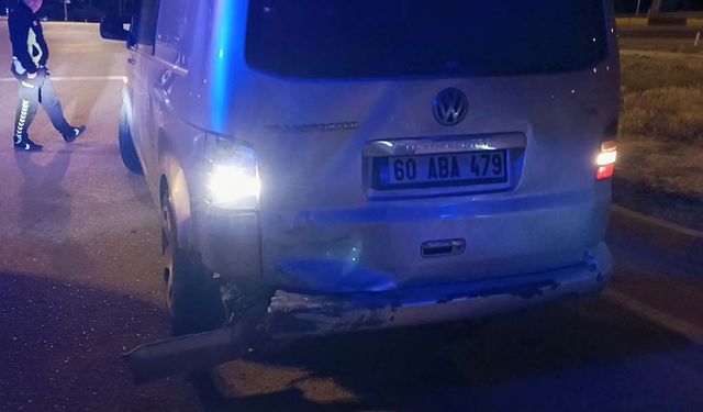 Kaza yaptıktan sonra alkolün etkisiyle yere yığıldı