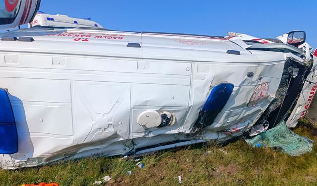 Şarampole devrilen ambulansta 4 sağlıkçı yaralandı