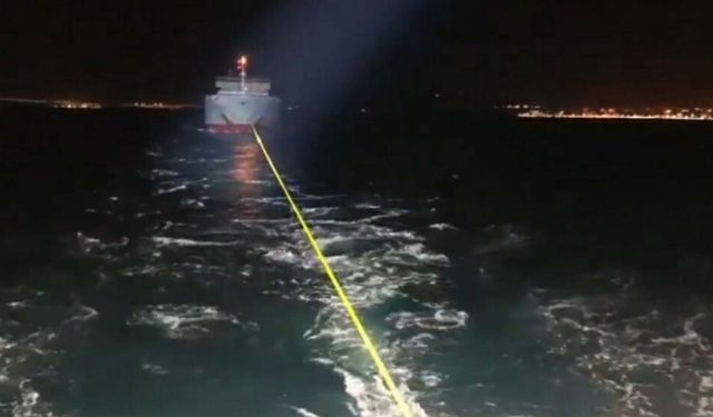 Çanakkale Boğazı'nda arızalanan gemi, römorkörle yedeklenerek demirletildi