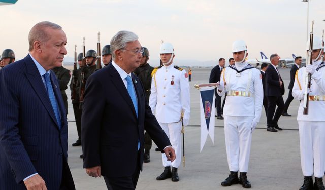 Cumhurbaşkanı Erdoğan, Kazakistan Cumhurbaşkanı Tokayev'i resmi törenle karşıladı
