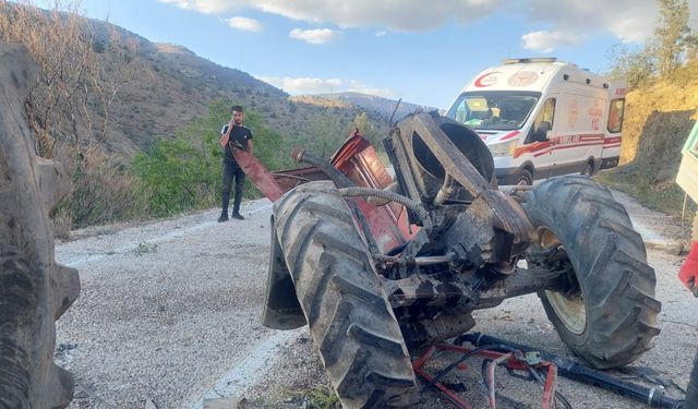 Devrilen traktörün sürücüsü öldü