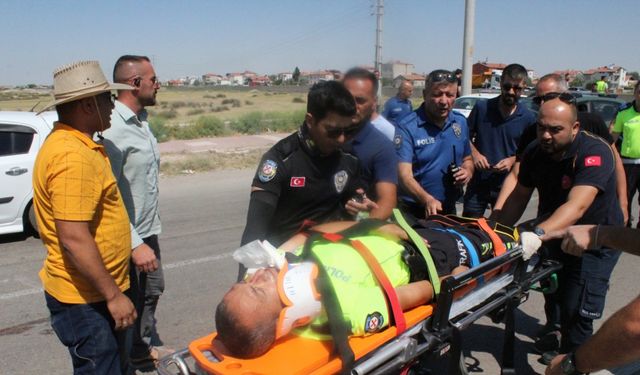 Ehliyetsiz sürücü, 'dur' ihtarına uymadı, motosikleti ile polise çarptı