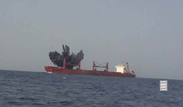Yemen'deki Husiler, Kızıldeniz'de gemiye düzenledikleri saldırının görüntülerini yayınladı