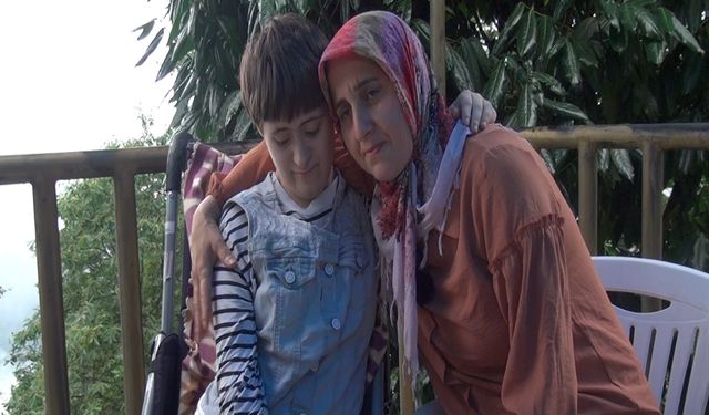 Down sendromlu Zümra'yı sırtında taşıyan annesi ve teyzesinden yol isteği
