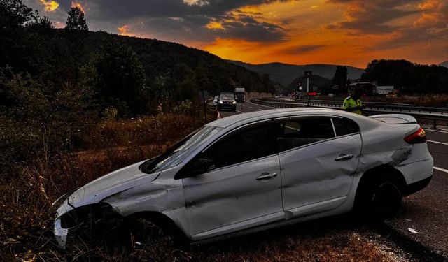Kamyonetin sıkıştırdığı otomobil ağaçlık alana savruldu; 5 yaralı