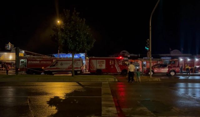 Kartal’da balıkçı barınağında çıkan yangın 4 restorana sıçradı