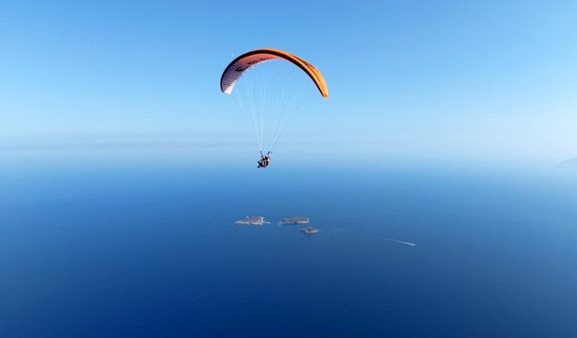 Bedensel engelli turist, 2 bin 365 metreden yamaç paraşütüyle ikili atlayış yaptı