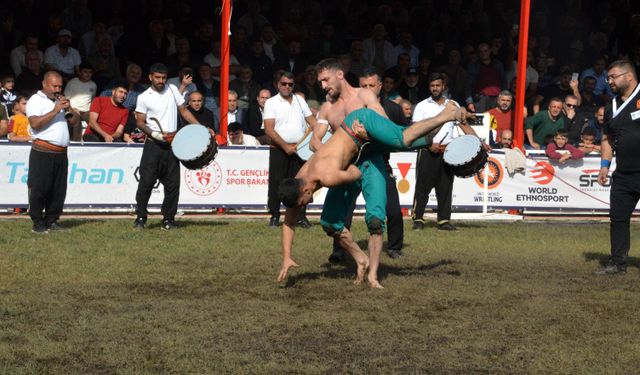 1'inci Dünya Karakucak Şampiyonası'nın başpehlivanı Feyzullah Aktürk oldu