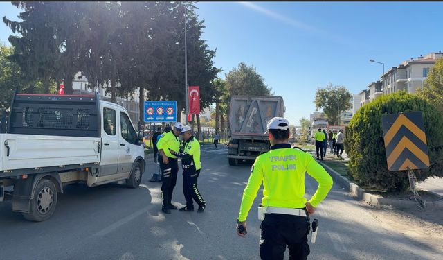 Adıyaman'da hafriyat TIR'ının dorsesindeki beton, yola döküldü
