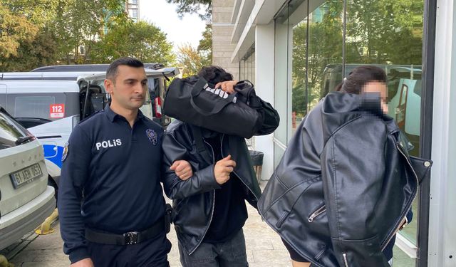 Alışveriş merkezinden yiyecek ve içki çalan 2 kişiye gözaltı