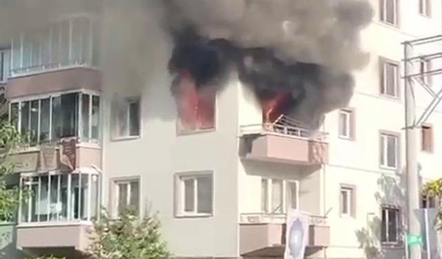 Apartman dairesinde çıkan yangında 2 kişi dumandan etkilendi
