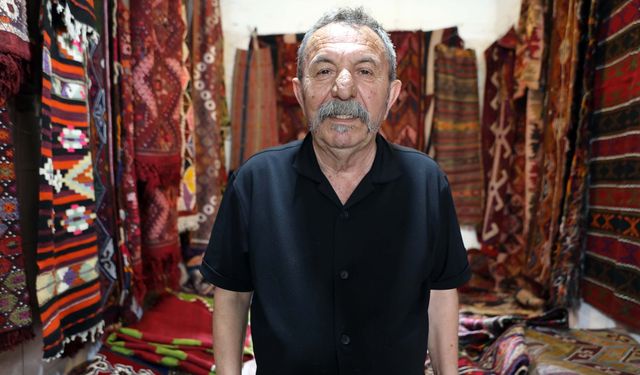 Bakır kalayı karşılığı topladığı kilim ve halılarla koleksiyon oluşturdu