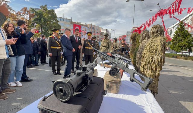Cumhuriyet Bayramı kutlamaları kapsamında komandoların silah sergisine yoğun ilgi
