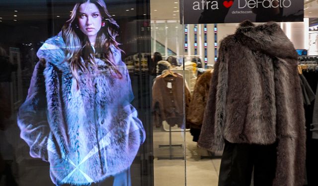 DeFacto, Afra Saraçoğlu'nun yapay zeka destekli hologramıyla müşterileriyle buluştu