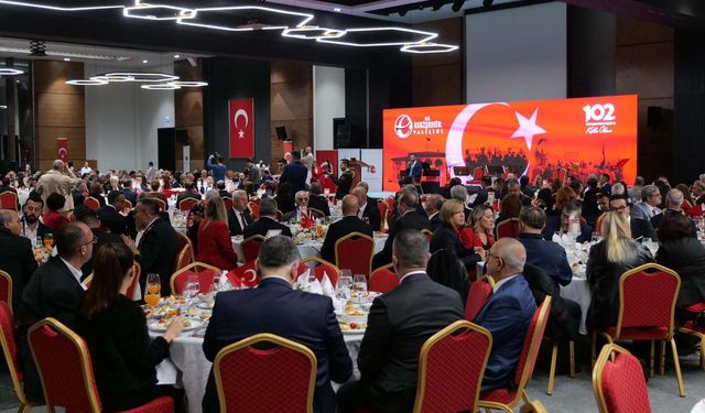 Eskişehir'de Cumhuriyet Pastasını 102 yaşındaki Ali Sezer kesti