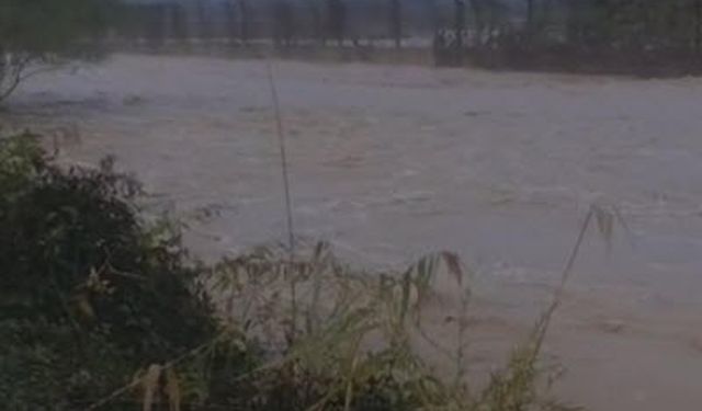Gökçeada'da sağanak su baskınlarına yol açtı; heyelan nedeniyle yol kapandı