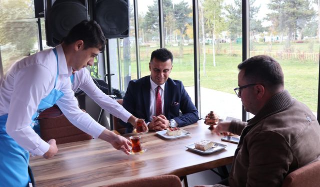 'Gülümseyen Kafe' özel bireylerin istihdam kapısı oldu