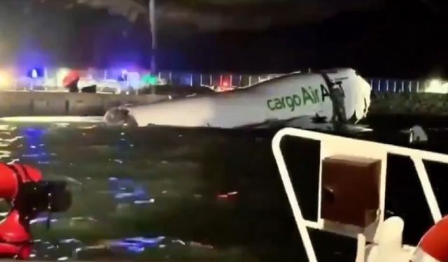 Hong Kong'da kargo uçağı pistten çıkarak denize düştü: 2 ölü