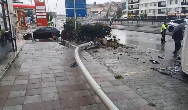 İstanbul - Büyükçekmece'de aydınlatma direğine çarpan minibüs devrildi: 2 yaralı