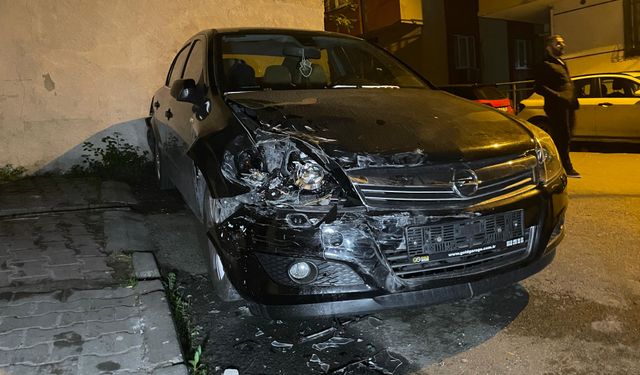 İstanbul - Eyüpsultan'da yokuş aşağı inen otomobil park halindeki 8 araca çarptı
