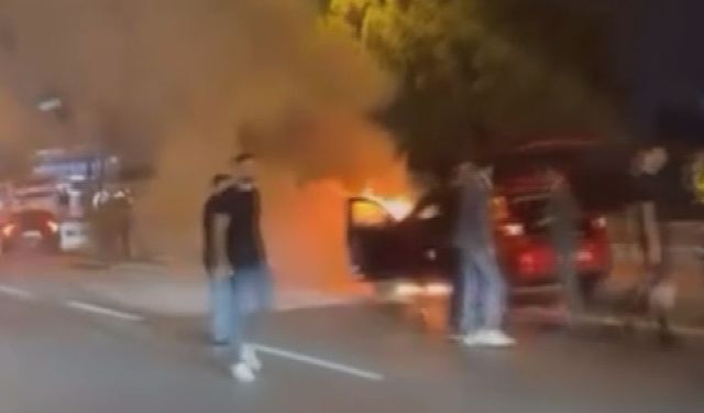 İstanbul - Pendik'te seyir halindeki otomobil alev alev yandı