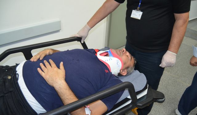 Kazada yaralanan anne ve oğlunu taşıyan ambulans, otomobille çarpıştı