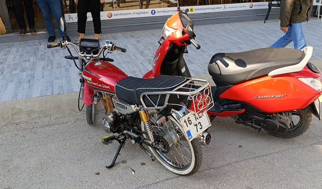 Motosikletin bisikletle çarpıştığı kaza kamerada: 2 yaralı