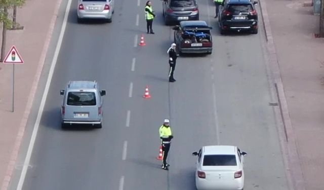 Polisi görünce, otomobilin yolcu koltuğuna geçen sürücüye 19 bin TL ceza