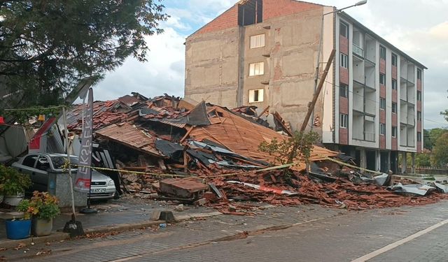 Sındırgı'da 6.1'lik depremde yıkılan ve hasar gören binalar havadan görüntülendi