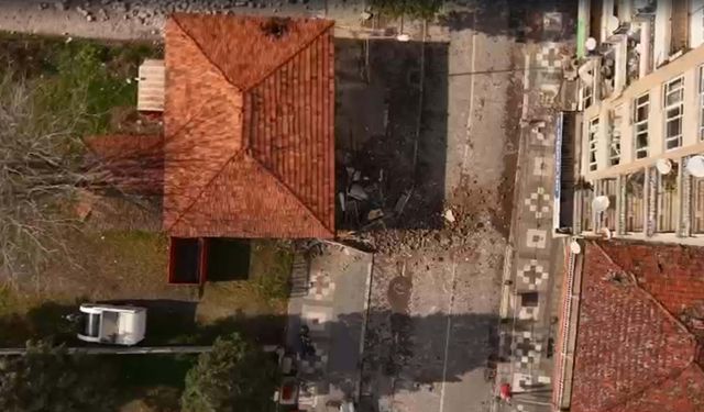 Sındırgı'da 6.1'lik depremde yıkılan ve hasar gören binalar havadan görüntülendi