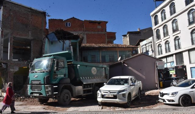 Sındırgı'da depremin ardından evlerine girmeye çekinenler, çadırlarda kalıyor