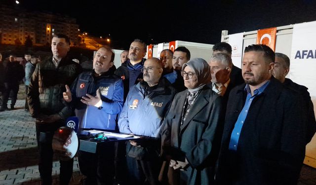 Sındırgı'da depremin ardından evlerine girmeye çekinenler, çadırlarda kalıyor