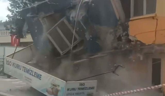 Sındırgı'da depremin ardından evlerine girmeye çekinenler, çadırlarda kalıyor