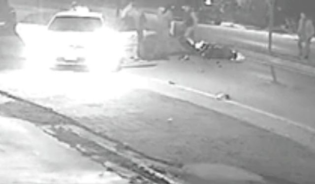 Taksinin motosiklete çarpıştığı kaza kamerada; 2 yaralı